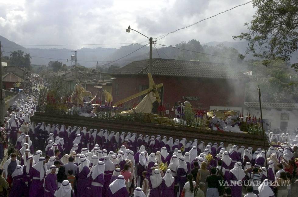 $!Cientos de fieles observan la procesión religiosa del Domingo de Ramos, inicio de la Semana Santa, que se dirige hacia la iglesia de la Merced, en Antigua Guatemala.
