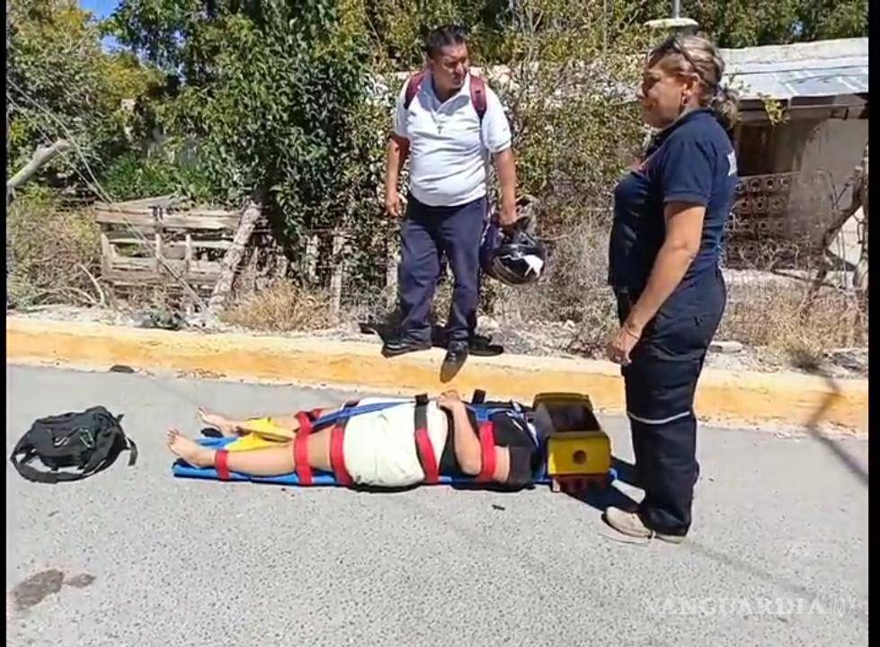 $!Colisión. Una mujer fue una de las víctimas del percance; fue traslada a un hospital para descartar lesiones graves.