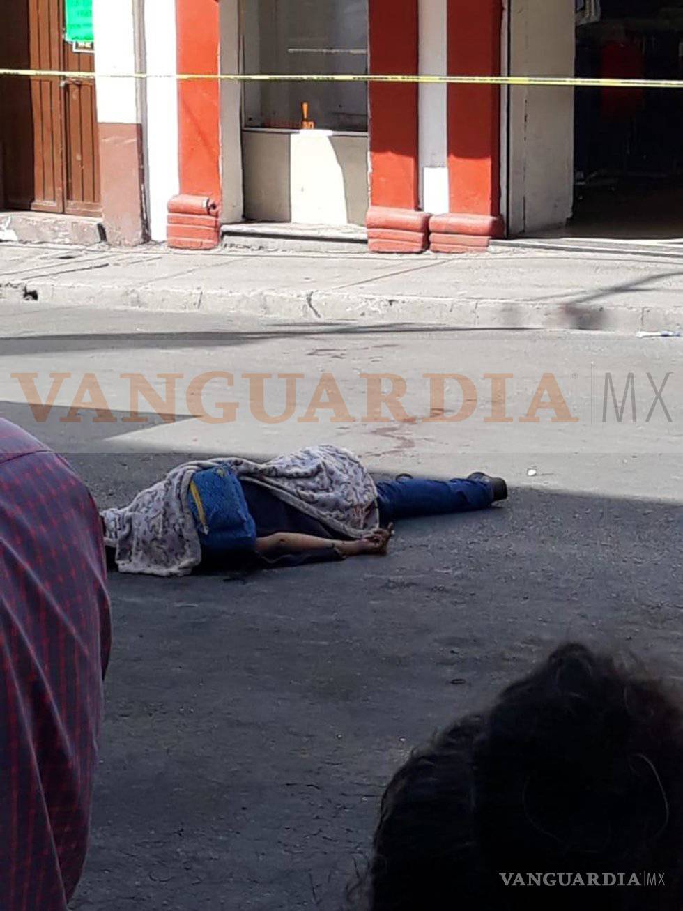 $!Conmociona asesinato en pleno Centro Histórico de Saltillo; a sangre fría presunto delincuente asesta certera cuchillada en la yugular a ladrón