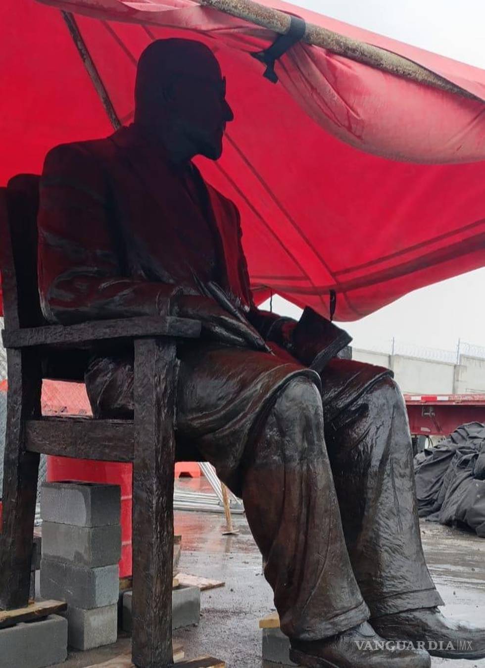 $!La escultura de Vito Alessio Robles fue sometida a un proceso de limpieza, conservación y aplicación de pátina protectora.