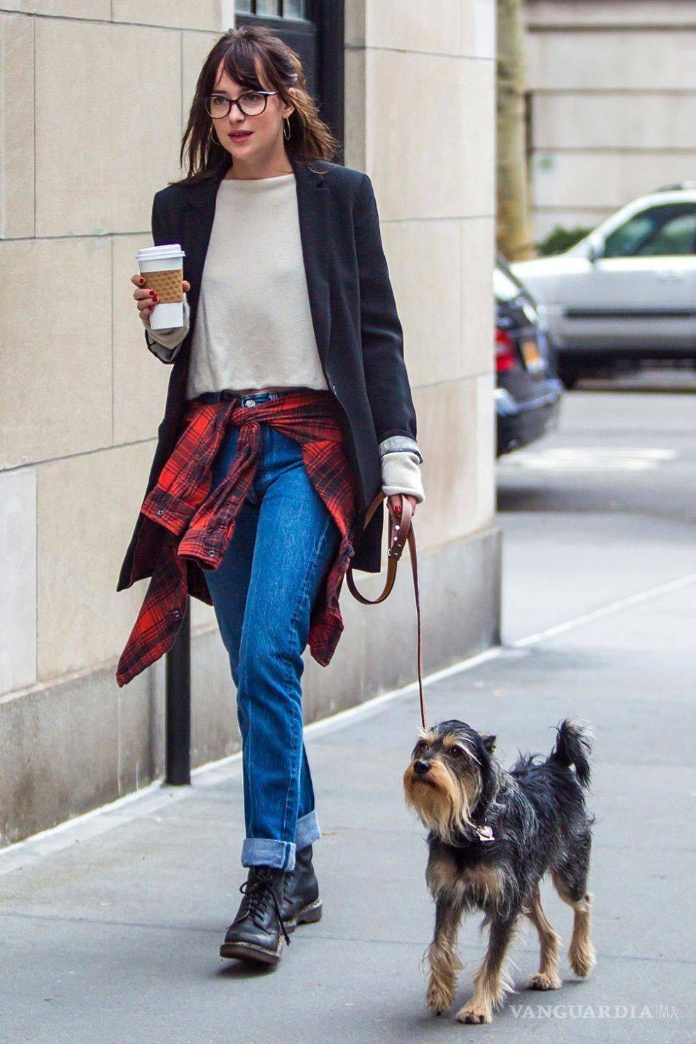 $!Dakota Johnson: Nominada a lo peor del cine, pero calificada con 100 por su ‘street style’