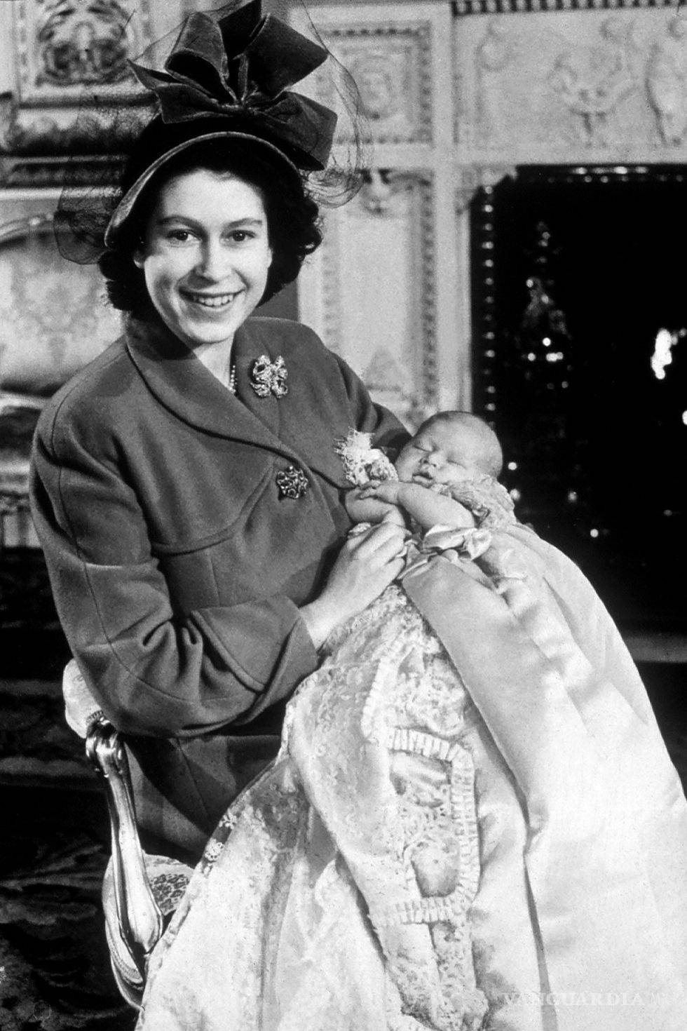 $!La vida de la Reina Isabel II en 20 icónicas fotografías