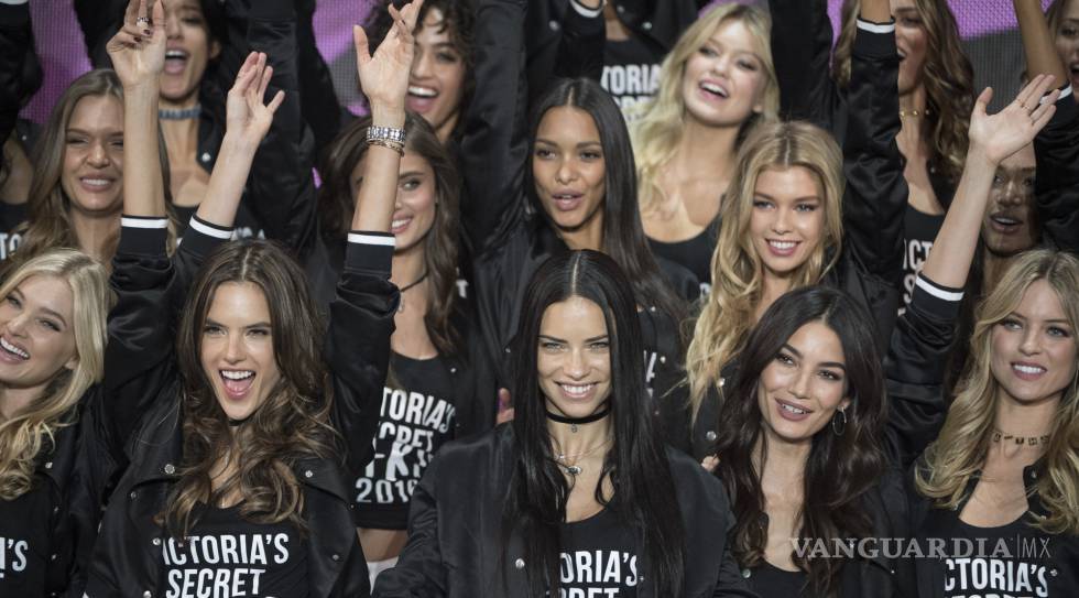 $!Fotogalería: Desfile de Victoria's Secret invade París
