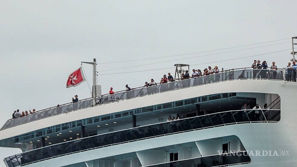 Desembarcan pasajeros del crucero Meraviglia tras descartarse COVID-19