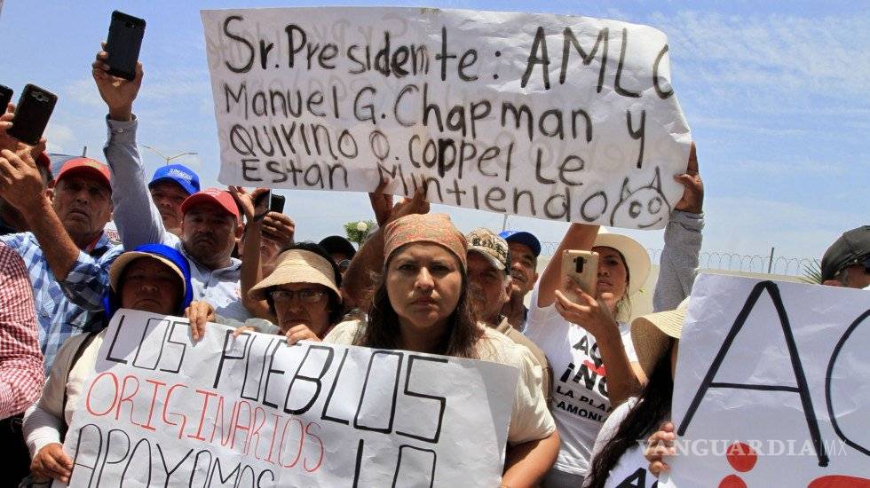 $!AMLO fue recibido con lluvia de peticiones en Sinaloa