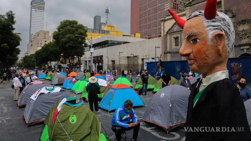 $!'Se pueden quedar en Avenida Juárez', afirma López Obrador a manifestantes de FRENAAA