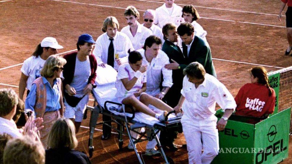 $!Hace 27 años apuñalaron a la tenista Mónica Seles ¡en pleno partido!