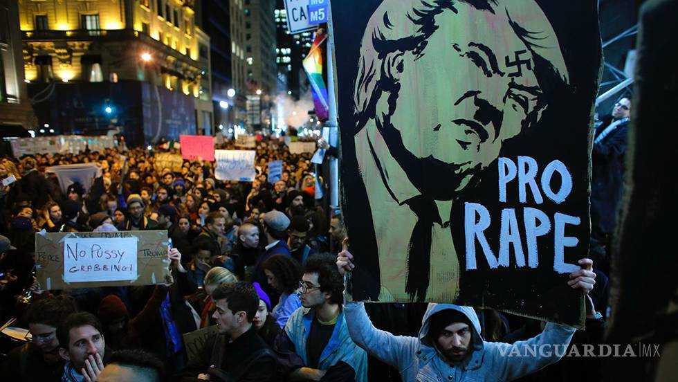 La comunidad LGBTQ protesta contra el Gobierno de EU frente al Hotel Trump