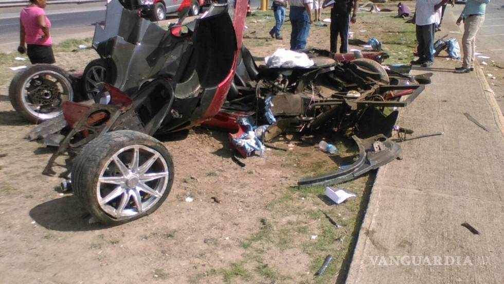 $!Destrozan presuntos empleados de la Presidencia de la República auto de lujo en Nuevo Laredo