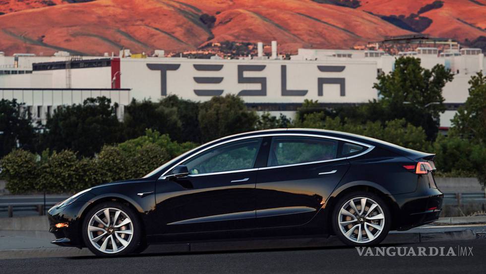 $!Tesla lanza función para que vehículos detecten altos