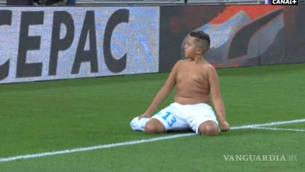 El niño que tenía que dar la patada inicial y terminó metiendo gol