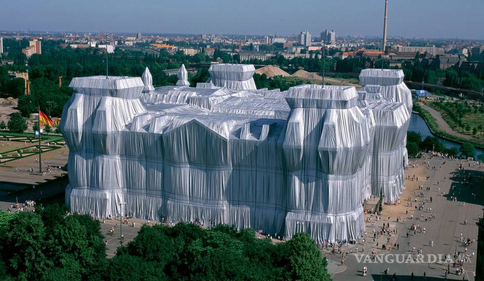 ¿Quién fue Christo, el artista que cubrió edificios enteros de tela para hacer arte?