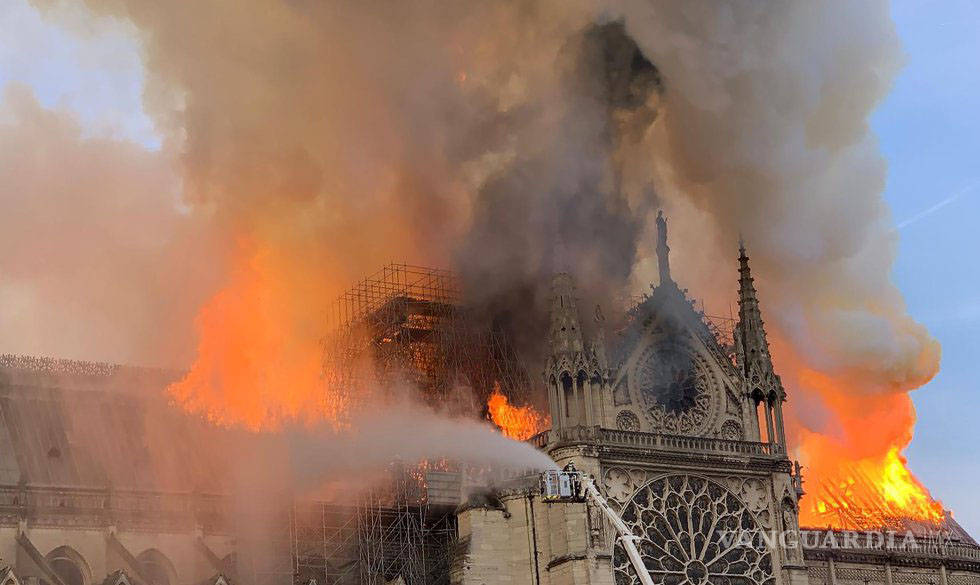 $!Arde Notre Dame símbolo de la cristiandad; Incendio daña dos tercios de la cubierta