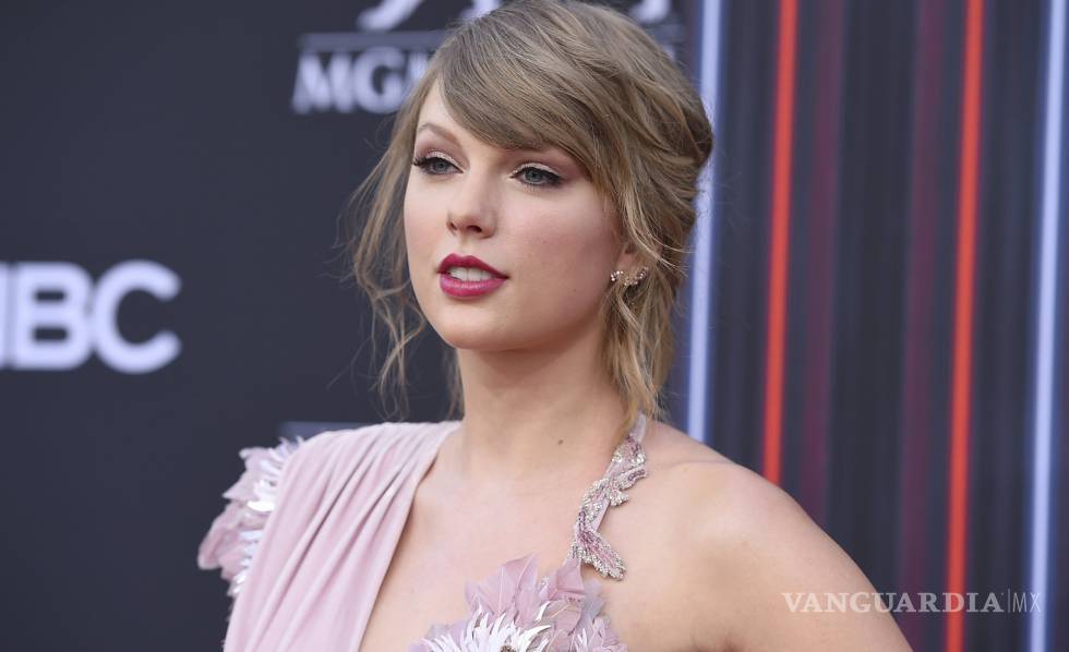 Taylor Swift relanza "Fearless" y recupera su música