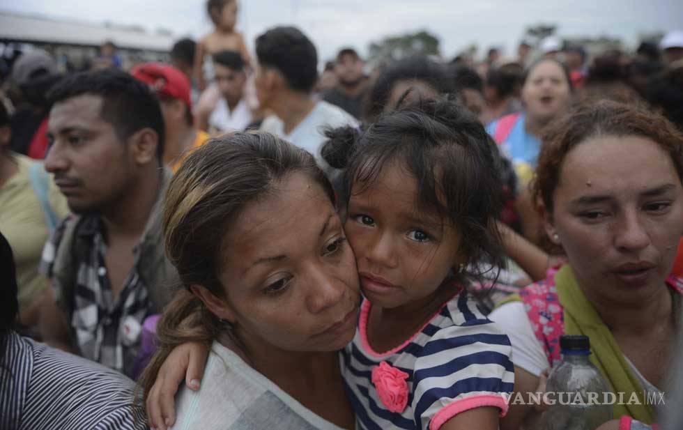 $!Migrante muere al caer de auto en la carretera; caravana llega a Huixtla, Chiapas