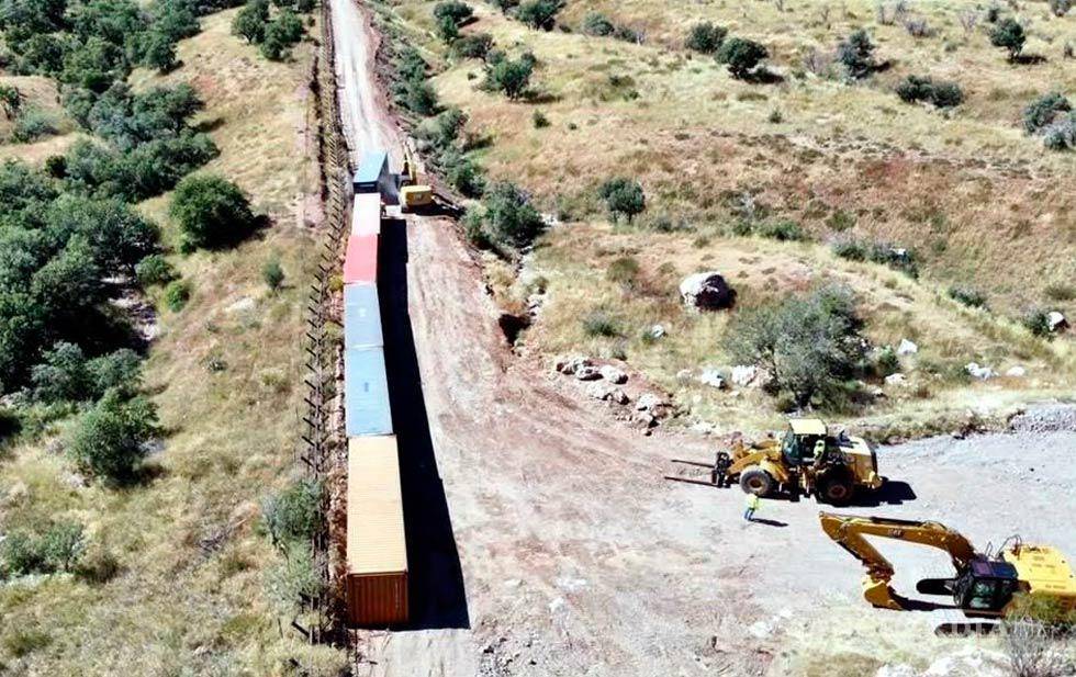 $!Arizona instala contenedores en muro fronterizo, para cerrar espacios