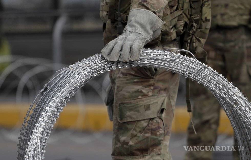 $!Militares de EU colocan alambre de púas y realizan ejercicios tácticos en frontera con México