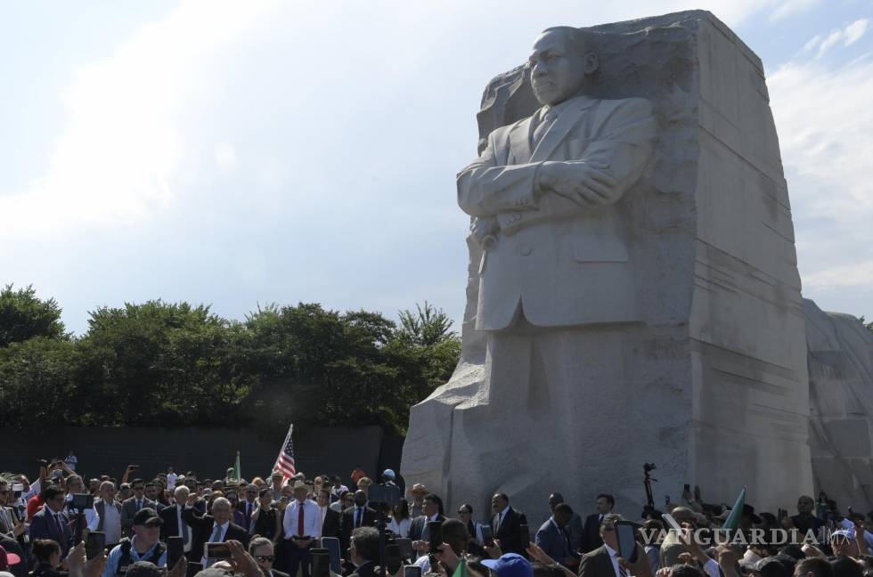 $!El presidente de México, Andrés Manuel López Obrador (i-abajo) rinde honores a Martin Luther King.