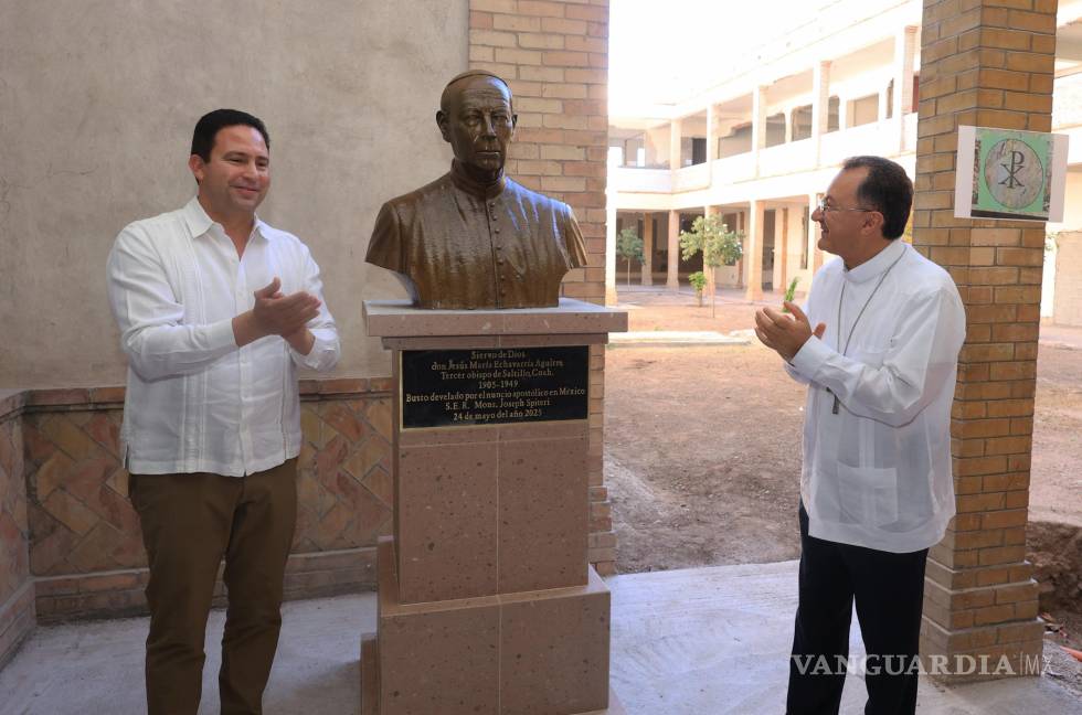 $!El busto de Jesús María Echavarría se colocó en el nuevo bachillerato del Colegio San José.