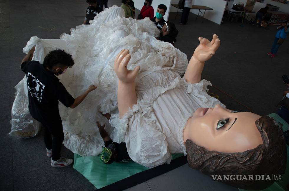 $!Artistas del taller Morphis Group,colocan a un niño dios gigante en la Macro Plaza de la alcaldía de Iztapalapa en Ciudad de México (México). EFE/Isaac Esquivel