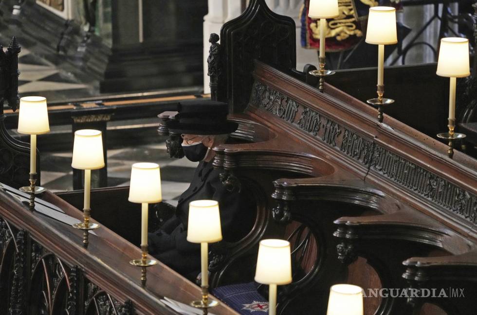$!La reina Isabel II de Gran Bretaña en la capilla de San Jorge durante el funeral del príncipe Felipe el 17 de abril de 2021. AP/Yui Mok
