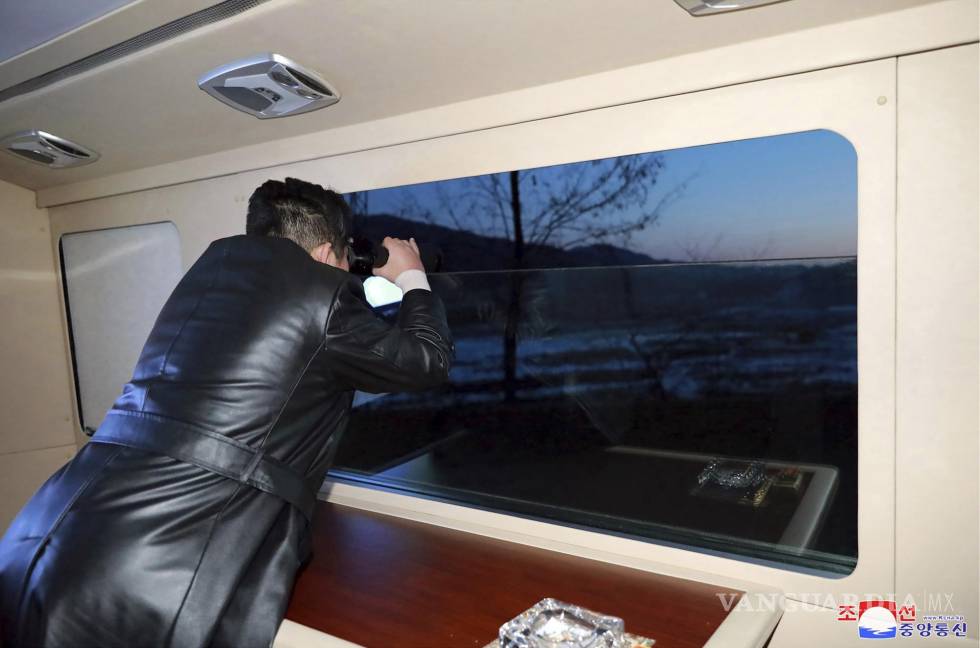 $!El líder de Corea del Norte, Kim Jong Un, observa lo que se describió como el lanzamiento de un misil hipersónico, el 11 de enero de 2022 en Corea del Norte.