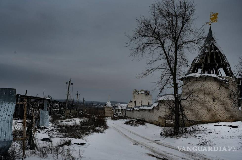 $!Destrucción en la ciudad de Izium en el camino a Levkivka, en un área anteriormente ocupada de la región de Kharkiv en Ucrania.
