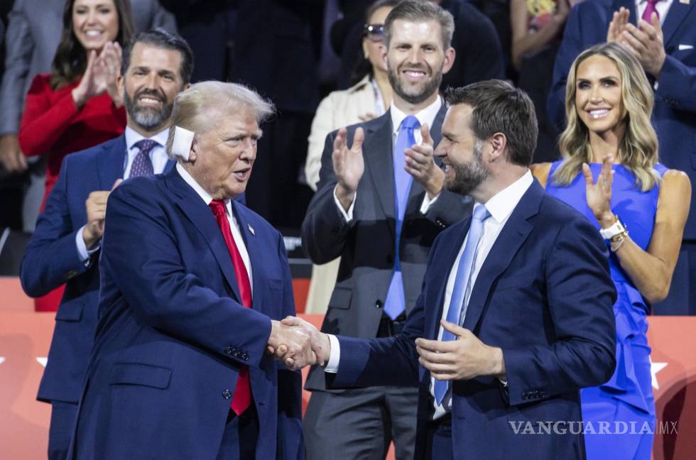 $!El candidato presidencial republicano y expresidente Donald Trump con su recién anunciado compañero de fórmula, el senador JD Vancede Ohio-