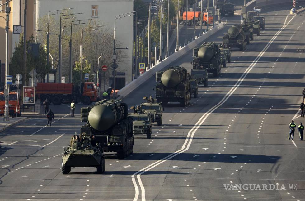 $!Unidad de lanzadores de misiles balísticos intercontinentales rusos Yars en el centro de Moscú, Rusia.