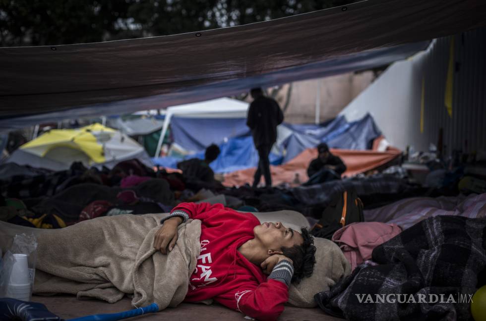 $!AMLO promete empleo a migrantes que quieran trabajar en México