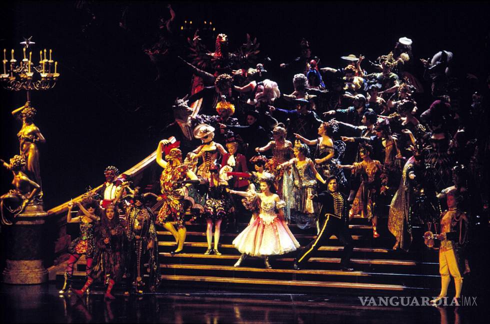 $!El musical El fantasma de la ópera, que ya ha dado la vuelta al mundo y ha recibido 50 premios internacional, en el Teatro Lope de Vega de Madrid.EFE/gb '