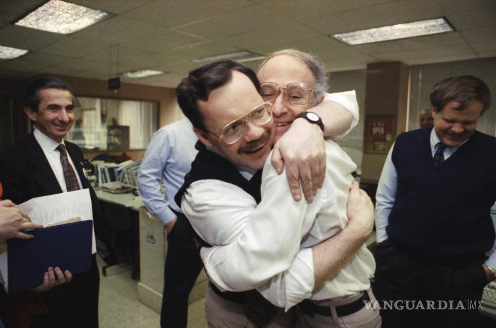 $!12/12/2021.Terry Anderson abraza a su colega Jim Abrams durante una visita a las oficinas de The Associated Press en Washington.