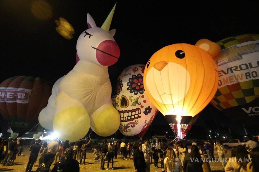 $!En Saltillo en la mañana del domingo al menos 15 globos aerostáticos lograron surcar los cielos en el Globo Fest
