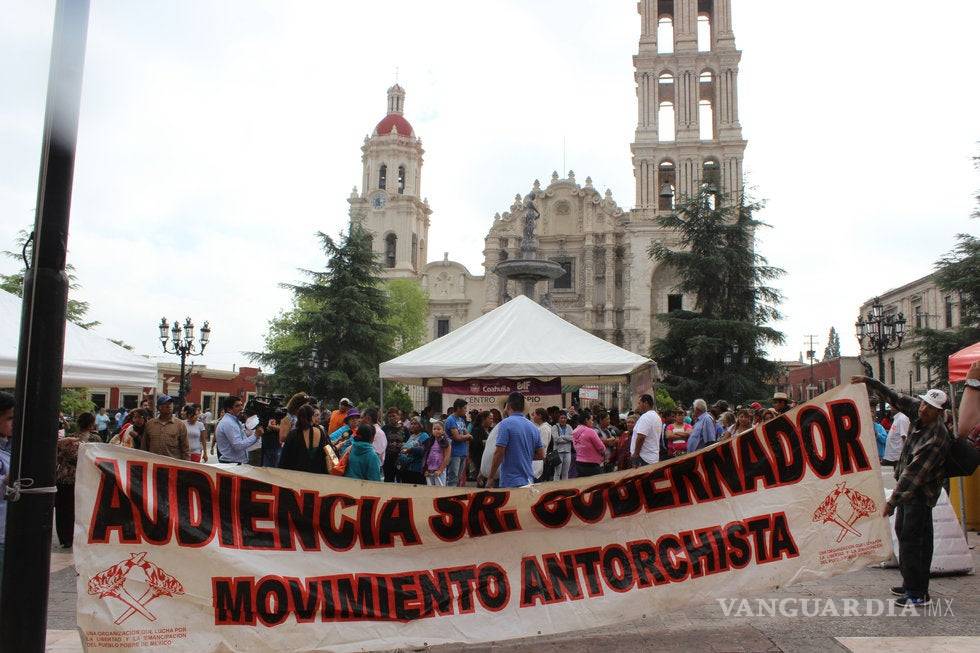Se plantan antorchistas en Palacio de Gobierno