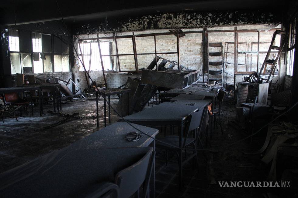 $!Lo expulsan de secundaria; incendia biblioteca escolar en Saltillo