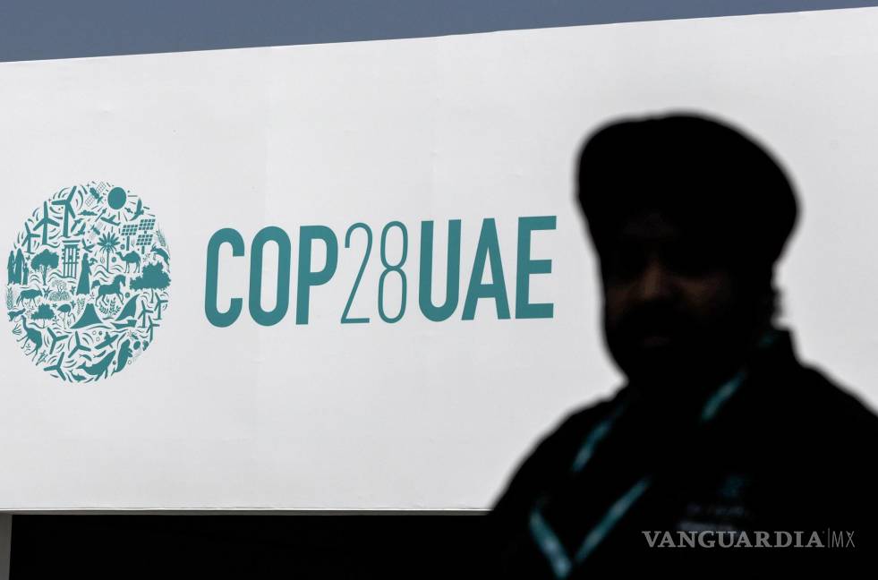 $!Un hombre camina frente al logotipo de la COP28 en Expo City Dubai, sede de la Conferencia de las Naciones Unidas sobre el Cambio Climático (COP28) en Dubai.