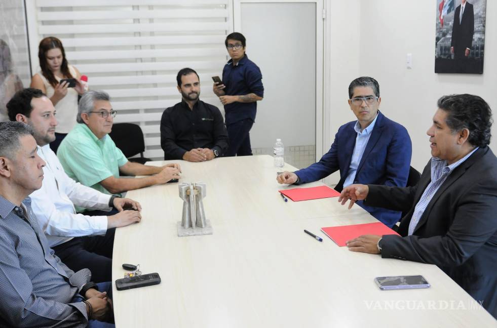 $!Representantes del municipio y de la cámara de vivienda sellaron el compromiso de trabajo conjunto.