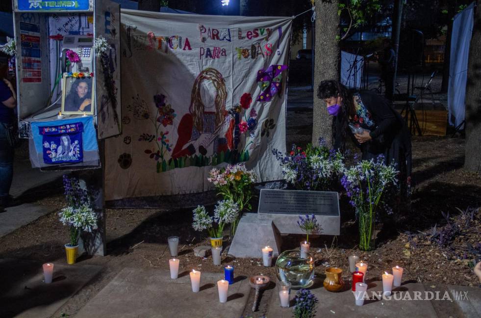 $!Memorial a Lesvy Berlín Rivera Osorio, fue encontrada muerta el 2 de mayo de 2017 en un teléfono público de Ciudad Universitaria; Aracely Osorio, su madre, encabezó el acto que se llevó a cabo en la caseta telefónica donde fue abandonada.