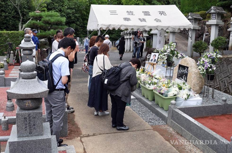 $!La gente ofrece oraciones en un cenotafio por el ex primer ministro japonés Shinzo Abe en Nara, al oeste de Japón.