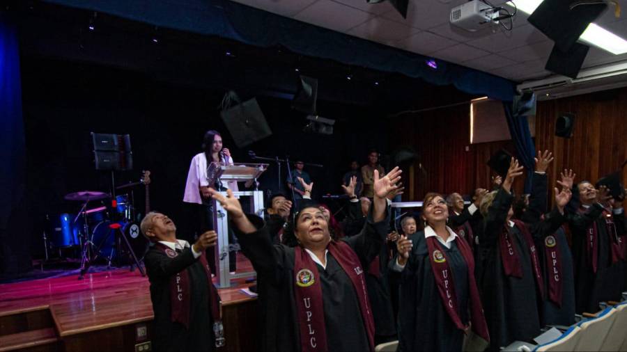 Egresados celebran la culminación de su preparación académica y espiritual.