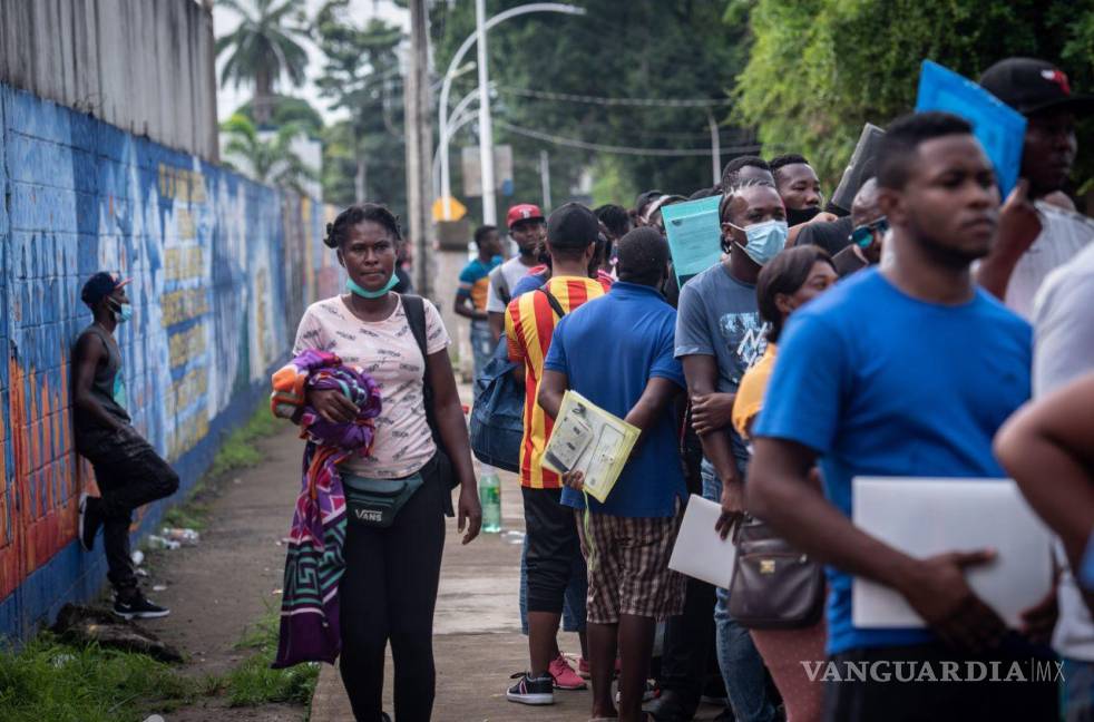 $!Cientos de migrantes, en su mayoría haitianos, se congregan a las afueras de las Oficinas de Regulación Migratoria en espera de que las autoridades atiendan sus solicitudes y trámites, muchos de los congregados pasaron la noche en las calles.