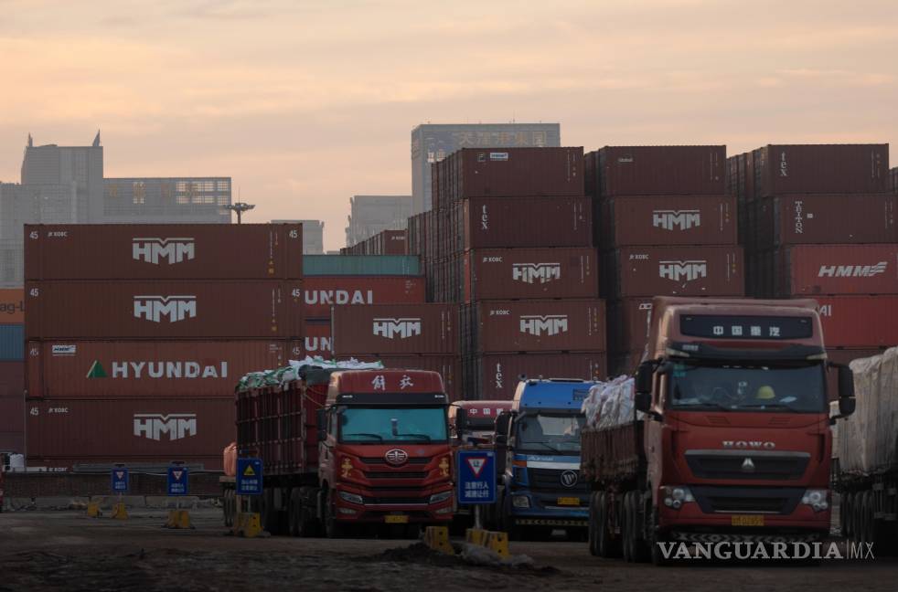 $!Contenedores de envío en el puerto de Tianjin. China comenzó a cobrar tarifas portuarias especiales por tonelada neta para los buques estadounidenses.