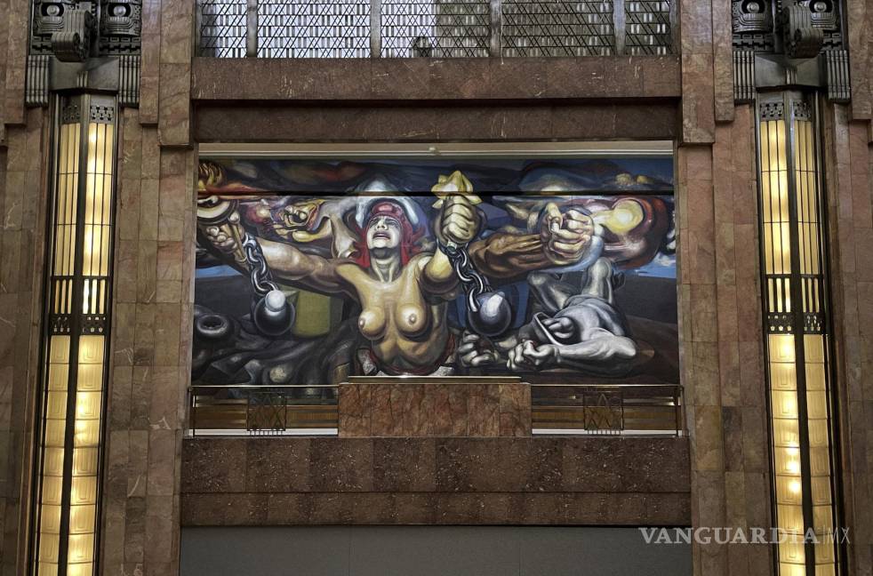 $!El mural Nueva democracia del artista mexicano David Alfaro Siqueiros se exhibe en el Palacio de Bellas Artes, en la Ciudad de México.