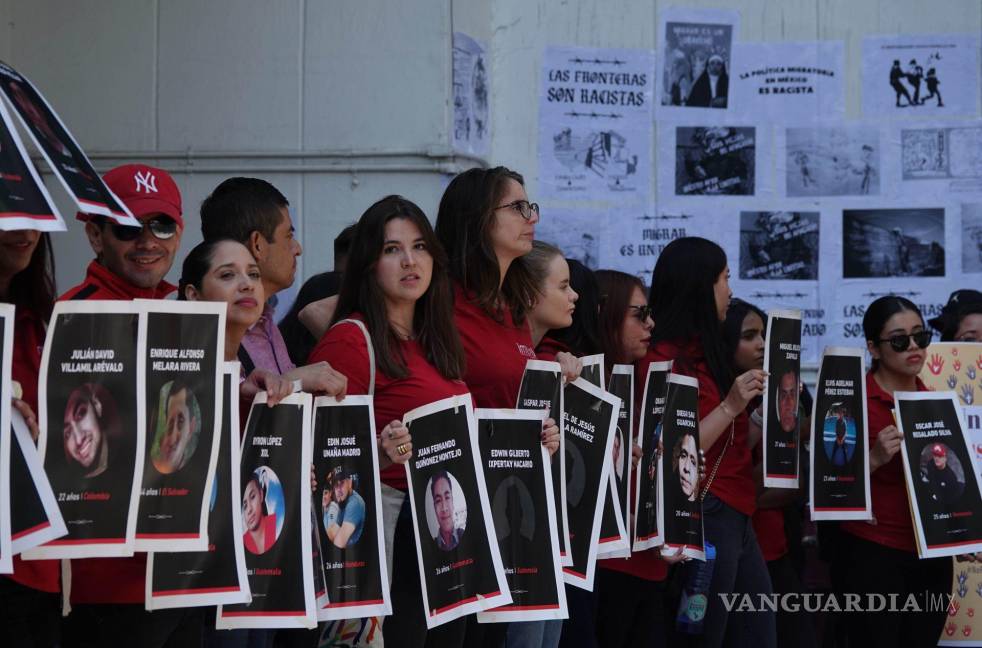 $!Integrantes del MUMI y de la organización Racismo MX protestan en las inmediaciones del INM para exigir la destitución de Francisco Garduño.