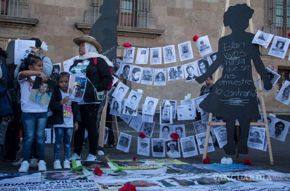 $!Protestan por sus desparecidos frente al Palacio Nacional (fotogalería)