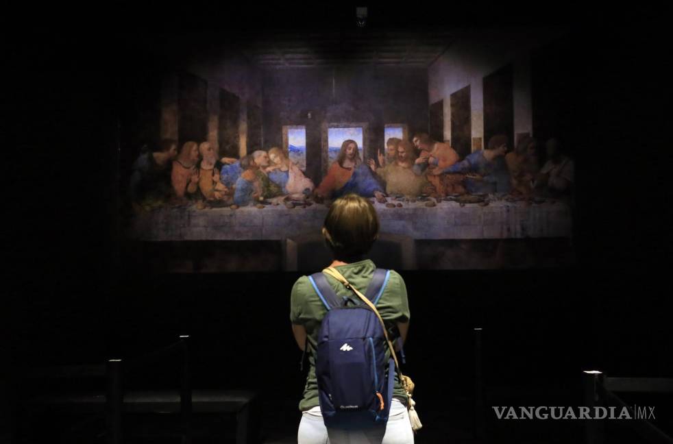 $!Una persona observa la obra La Ultima Cena de Leonardo Da Vinci exhibida en la Galería del Palacio Municipal de Puebla (México).