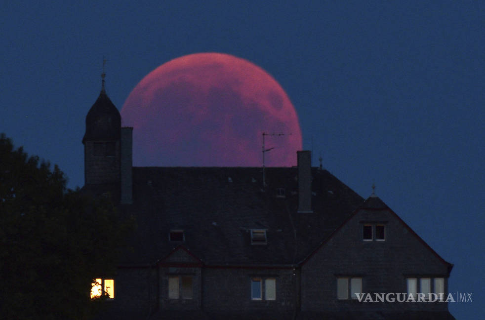 $!La Luna se tiñe de rojo, durante su eclipse más largo del siglo