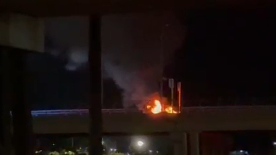 La emergencia obligó a suspender momentáneamente el paso de vehículos particulares y de carga en el puente internacional, mientras autoridades atendían el incendio y desplegaban acciones para localizar al fugitivo.