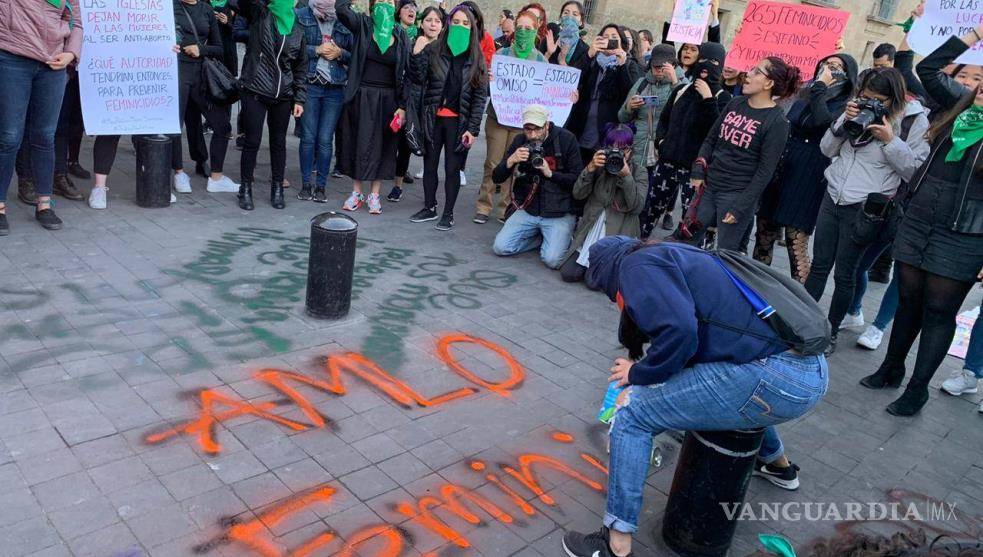 $!La 'Mañanera' de AMLO inicia entre gritos de justicia por feminicidios en México