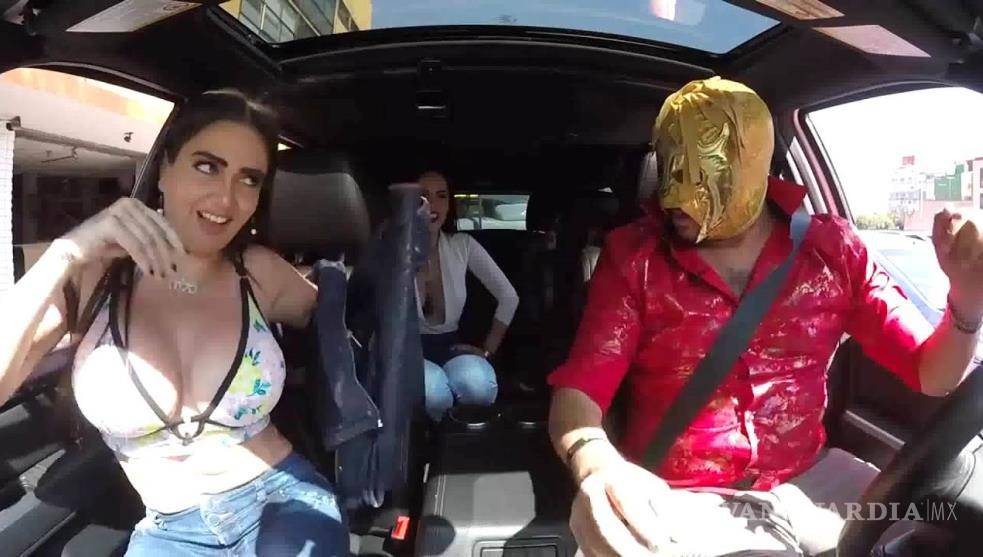 Celia Lora se quita el brasier en la calle a petición del 'Escorpión Dorado' (Video)